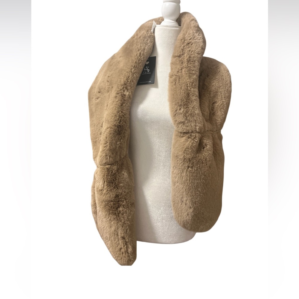 NWT Alison Sheri Faux Fur Shawl